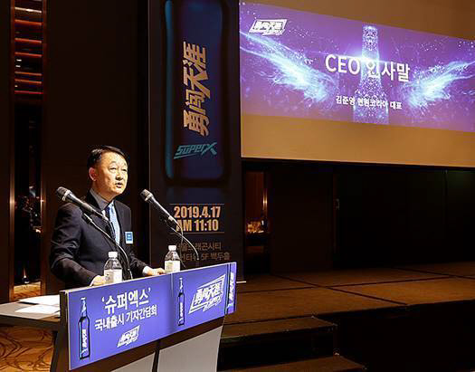 중국 1위 맥주 회사 화윤설화맥주가 프리미엄 라인 '슈퍼엑스'를 국내에 출시한다. 사진은 슈퍼엑스의 출시 기자간담회에서 제품을 설명하고 있는 김준영 현원코리아 대표. <현원코리아 제공>